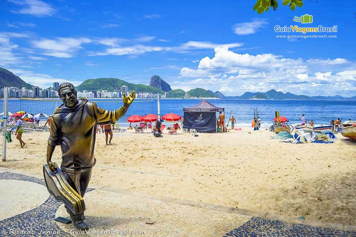 Imagem de escultura de músico na famosa orla de Copacabana.