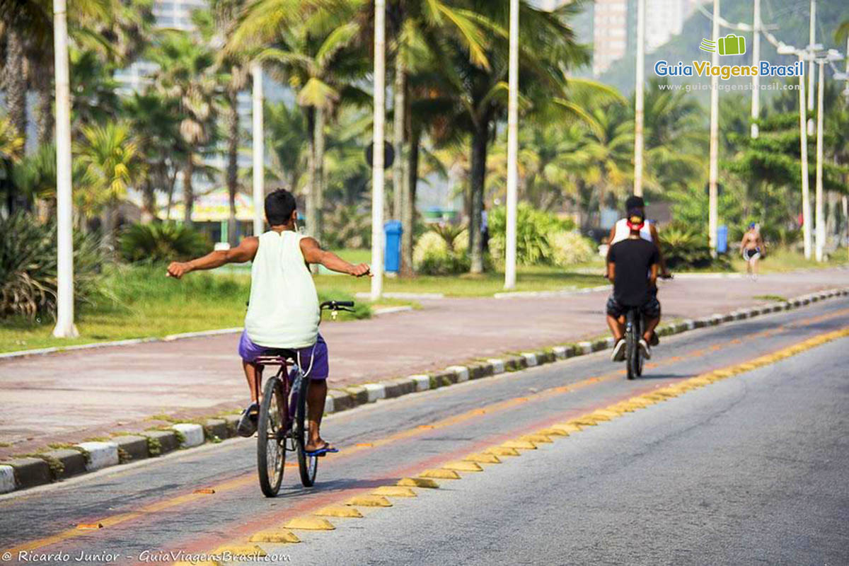 Imagem de pessoas andando de bicicleta, fazendo um pouco de exercícios.