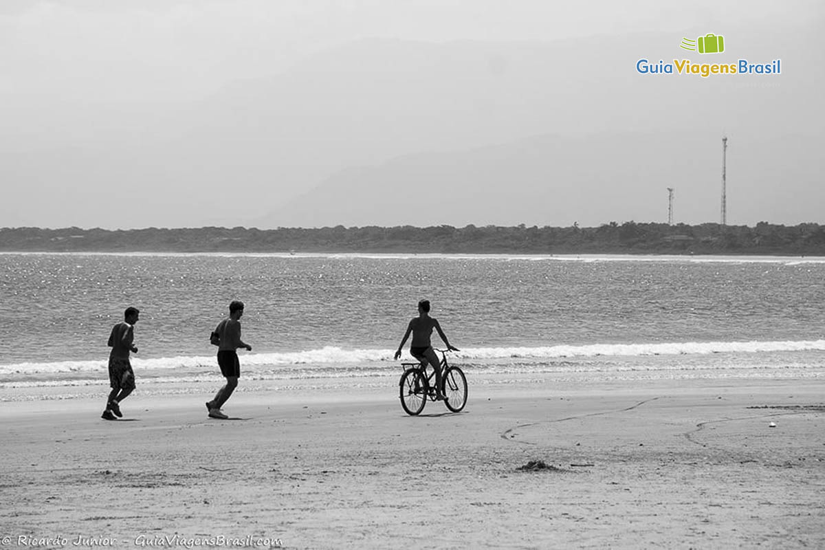 Imagem de pessoas fazendo exercícios na bela Praia Boracéia. 