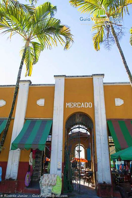 Imagem da fachada do Mercado Público de Itajaí.