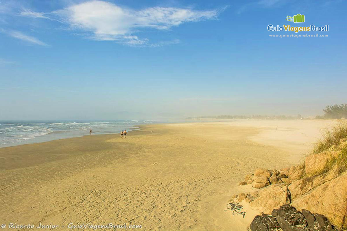 Imagem da grande faixa de areia dourada na Praia do Luz.