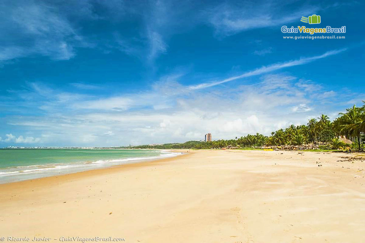 Imagem da grande faixa de areia da Praia Guaxuma.