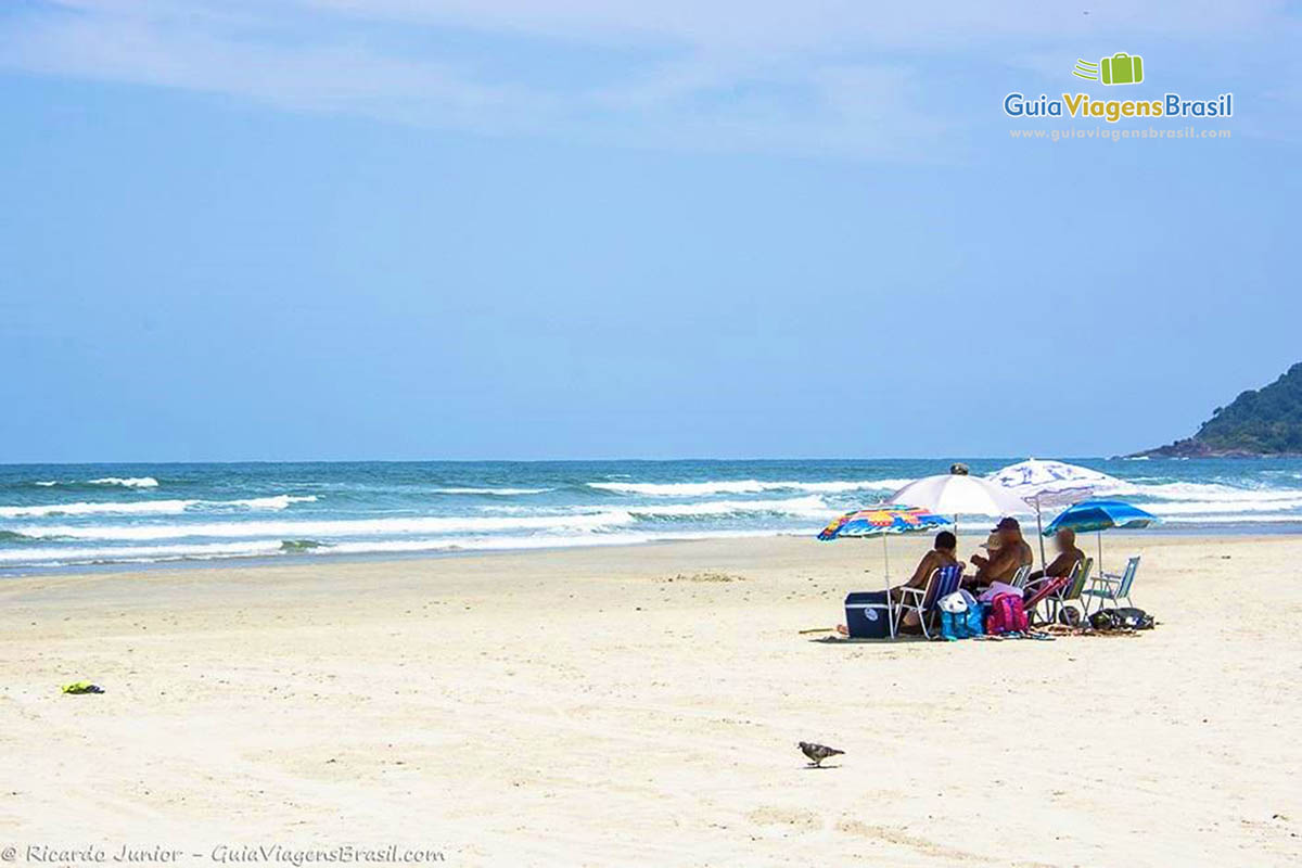 Imagem de família nas areias da linda praia de Bertioga.