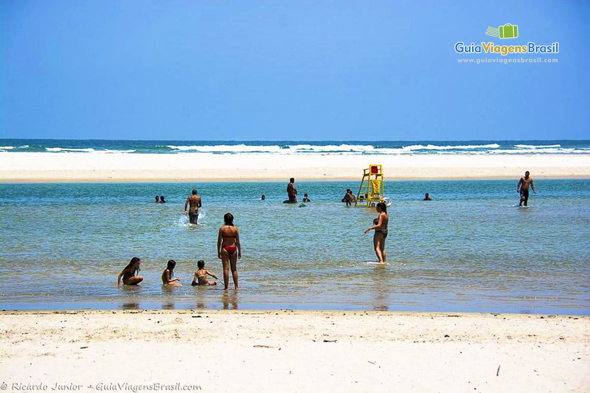 Imagem de famílias nas águas da Praia de Itaguaré.