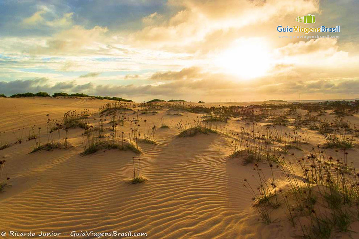 Imagem do sol radiante sob as duna de Canoa Quebrada.