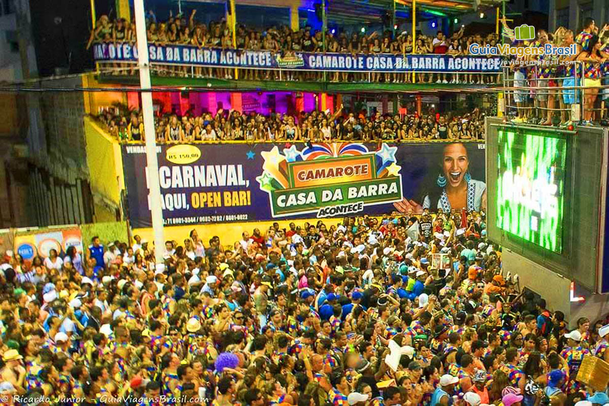 Imagem do foliões no carnaval de Salvador.