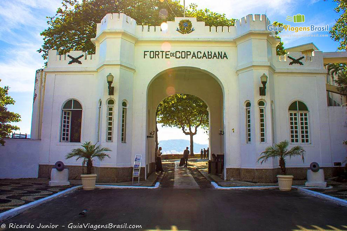 Imagem da fachada do Forte de Copacabana.