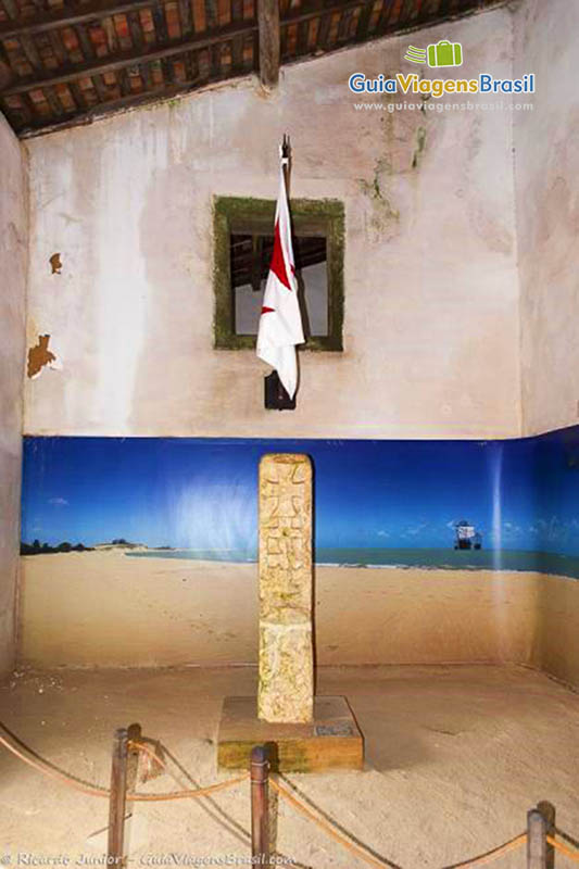 Imagem de um monumento e uma bandeira no Forte dos Reis Magos.