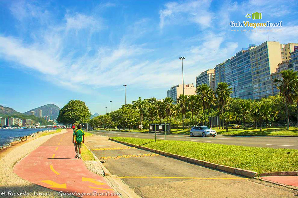 Imagem de uma pessoa caminhando no Aterro do Flamengo.