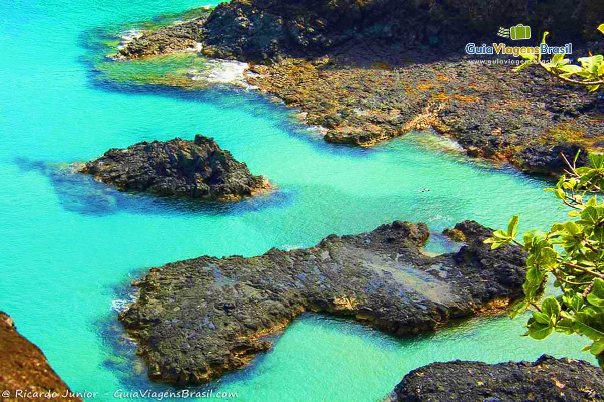 Imagem aproximada das rochas e das águas da Baía dos Porcos e beleza maior não existe, em Fernando de Noronha, Pernambuco, Brasil.