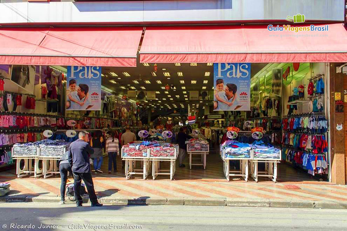 Imagem da faixada de uma grande loja no Brás, em São Paulo.