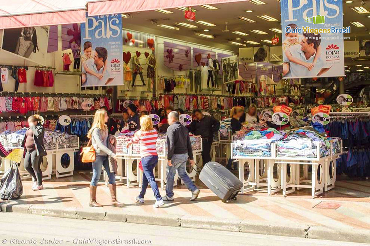 Imagem de pessoas logo cedo, já caminhando nas ruas e nas lojas, do Brás, em São Paulo, Brasil. 