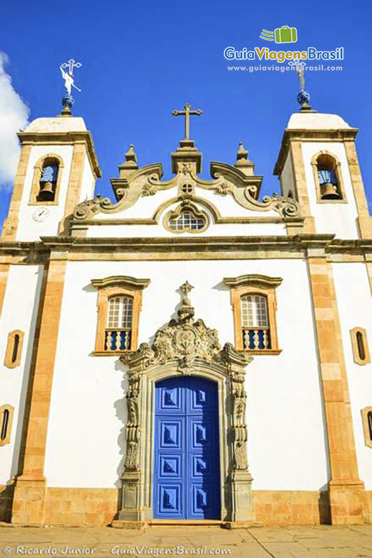 Imagem aproximada da entrada da basílica, posta de madeira pintada de azul.