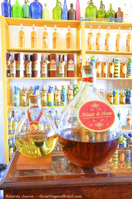 Imagem de duas grandes garrafa da bebida Milagre de Minas.