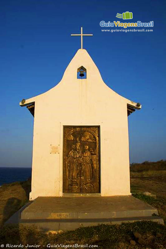 Imagem aproximada da Capela de São Pedro, podemos ver a escultura esculpida em sua porta de madeira, em Fernando de Noronha, Pernambuco, Brasil.