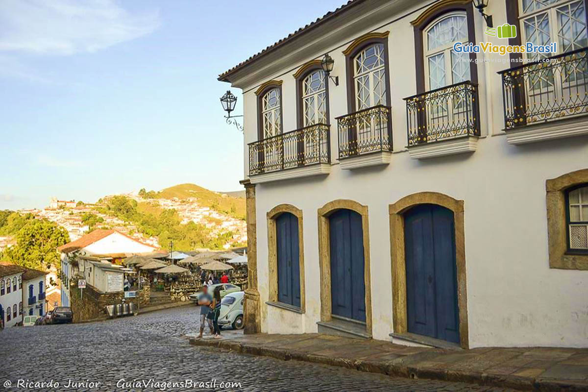 Imagem do casarão e da feira de arte no centro de Ouro Preto.