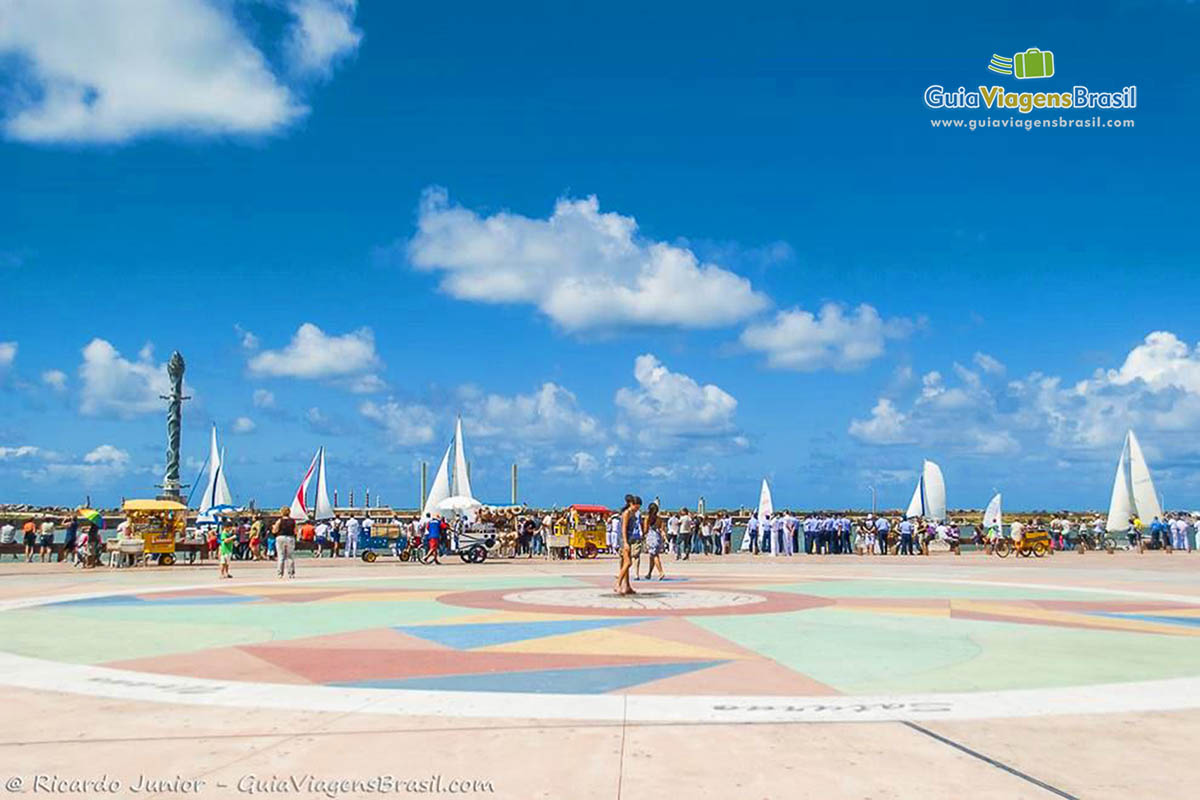Imagem do marco zero do Recife, um dos ponto turísticos mais conhecidos da cidade.