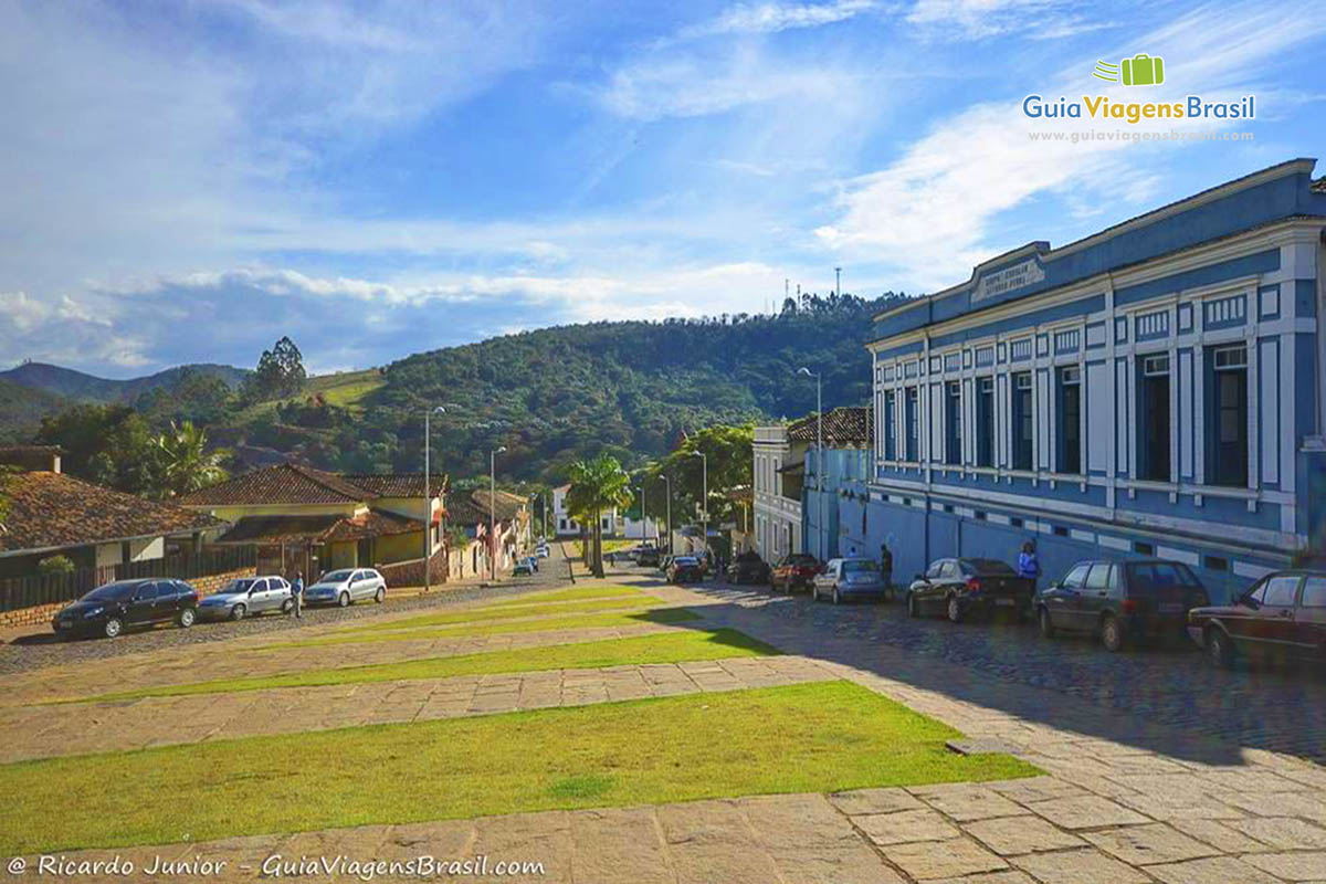 Imagem do alto da bela cidade histórica de Santa Bárbara em Minas Gerais.