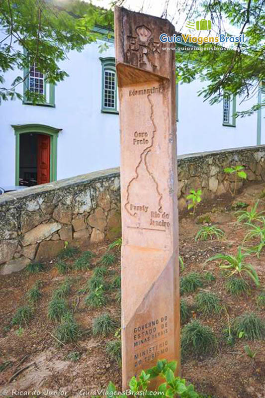 Imagem de um monumento com rota de Minas Gerais.