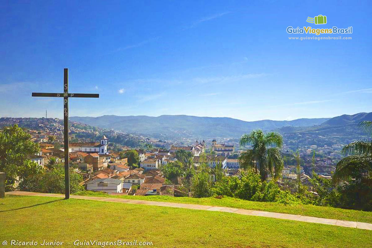 Imagem de crucifixo no alto de um morro no centro histórico em Mariana.