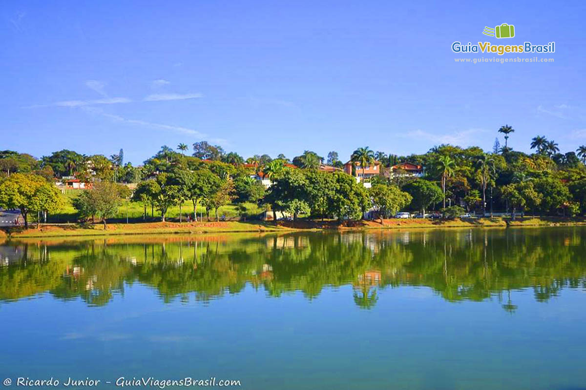 Imagem da linda Lagoa no Complexo da Pampulha.