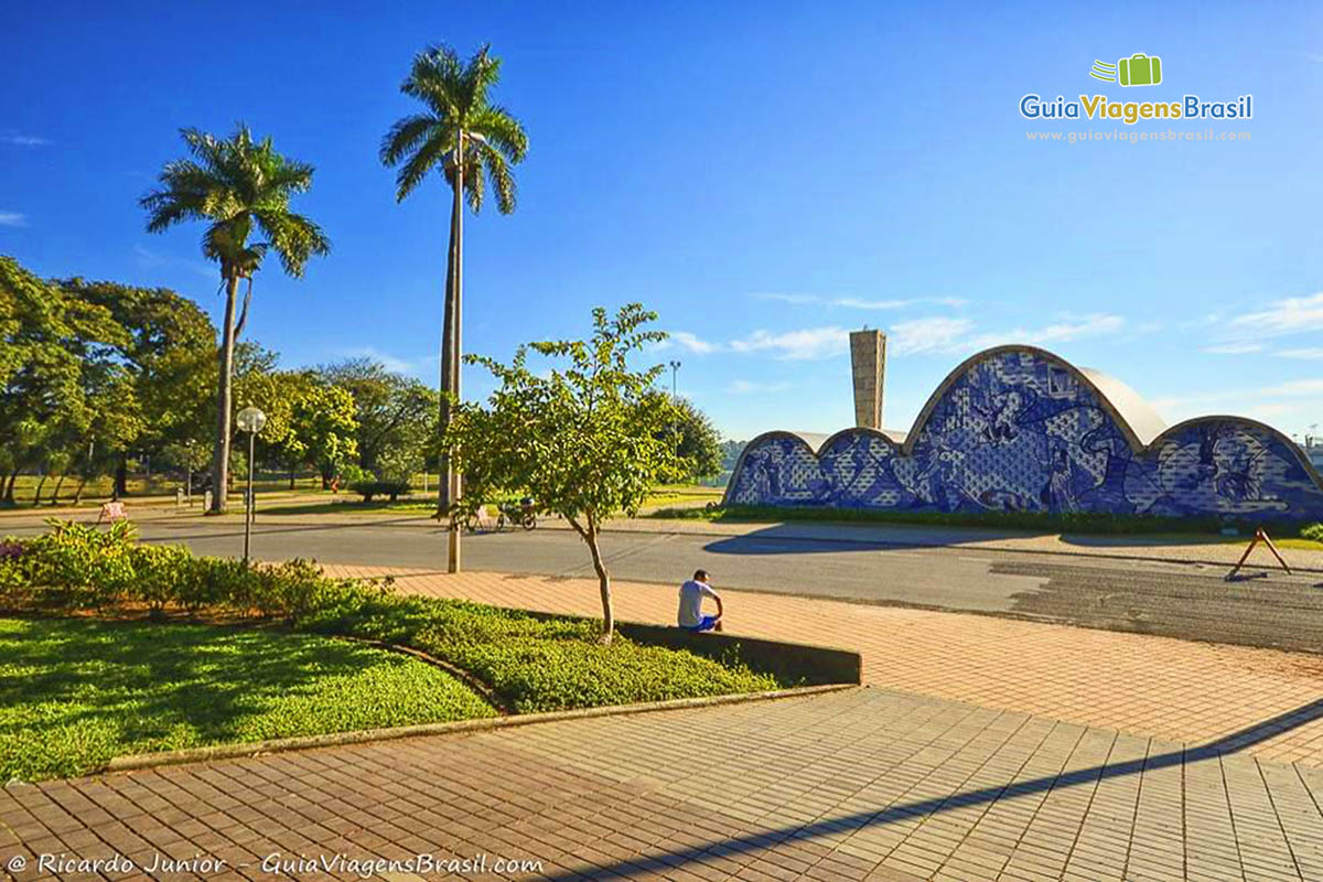 Imagem da linda igreja projetada por Niemeyer.