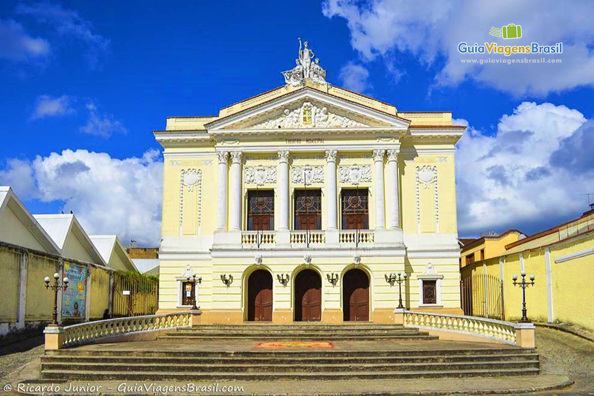 Imagem da grandiosa arquitetura do Teatro Municipal de São João Del Rei.