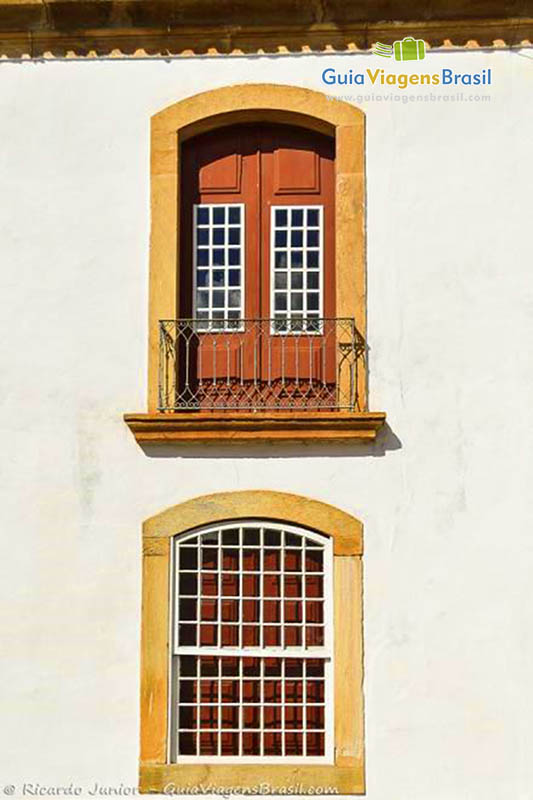 Imagem de uma janela e porta de madeira, lindos.