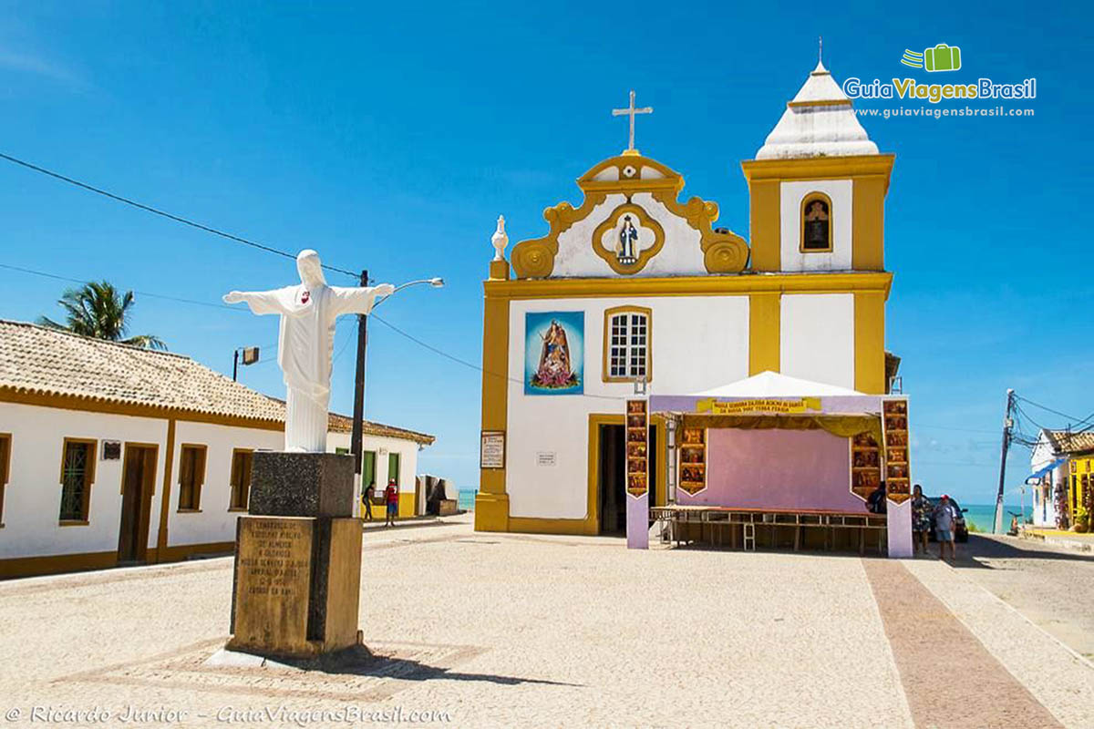 Imagem da igreja no centro de Arraial.