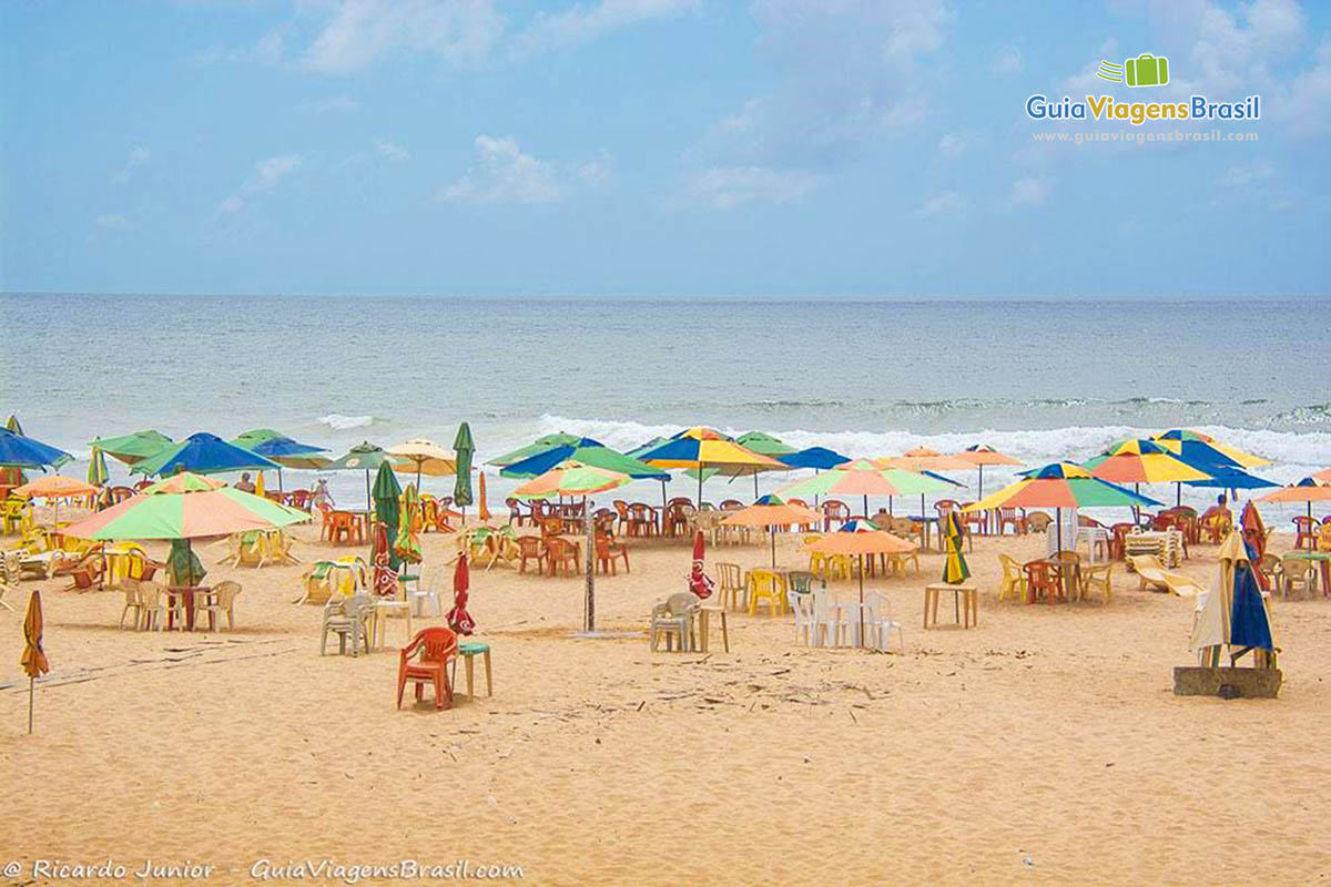 Imagem de guarda-sol coloridos nas areias da Praia do Jardim de Alah.