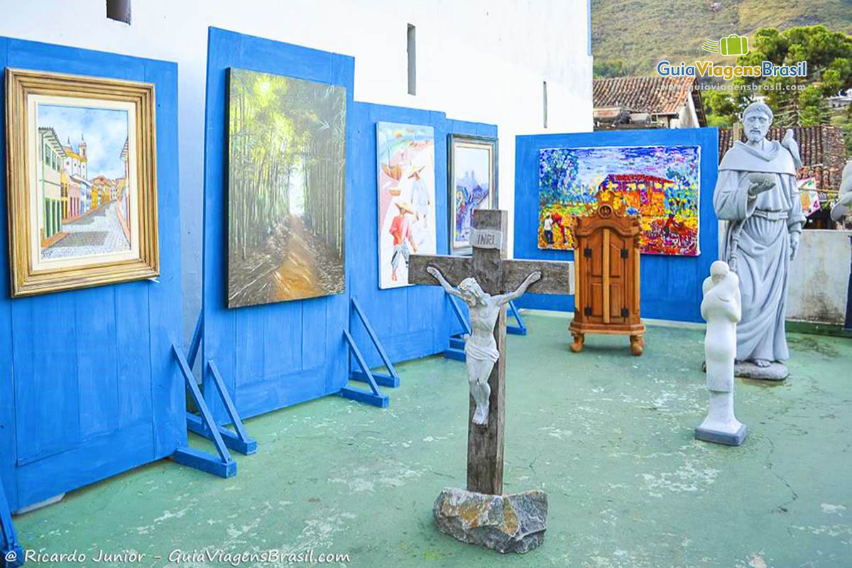Imagem de quadros, oratório e esculturas para serem vendidos.