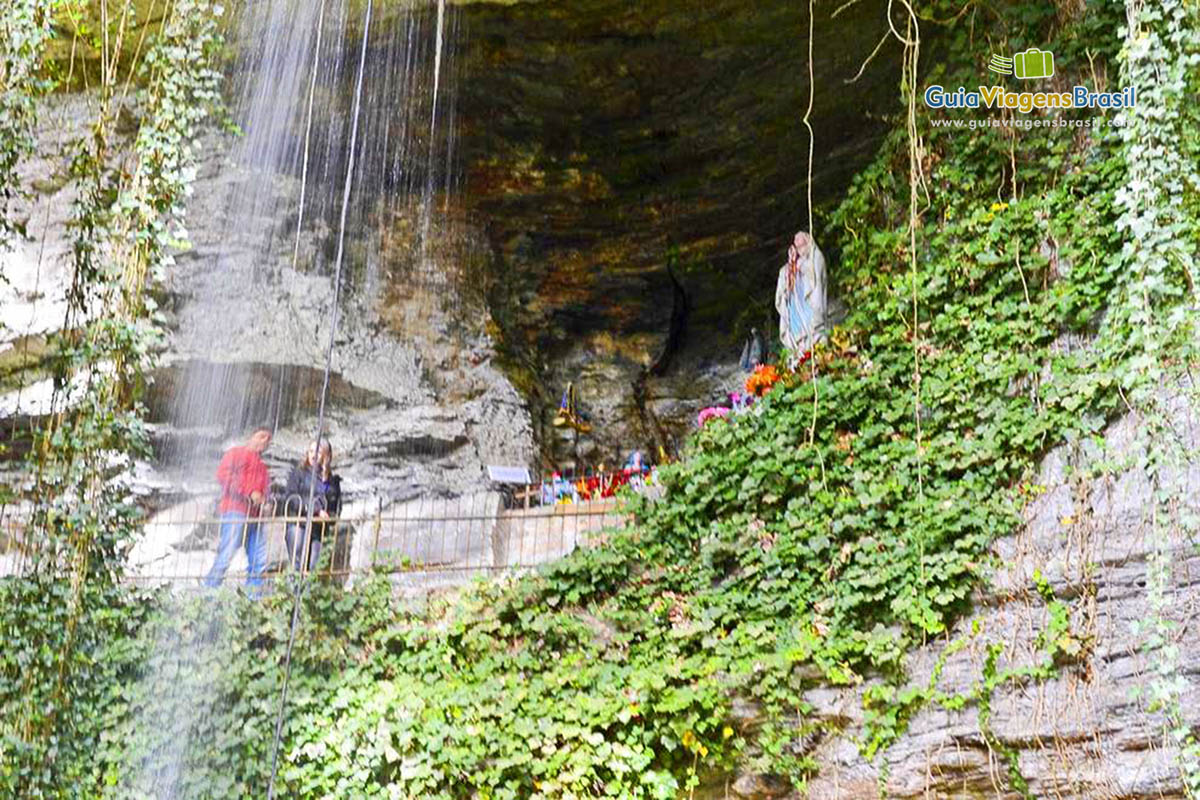 Imagem de turistas na Gruta Nossa Senhora de Lourdes.