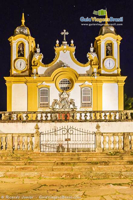 Imagem a noite da linda igreja de Santo Antônio iluminada.