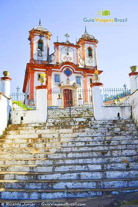 Imagem das escadarias da igreja e ao fundo a bela igreja.