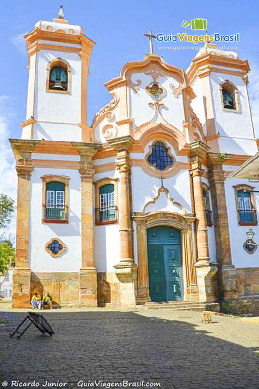 Imagem da linda fachada da igreja, em Ouro Preto.