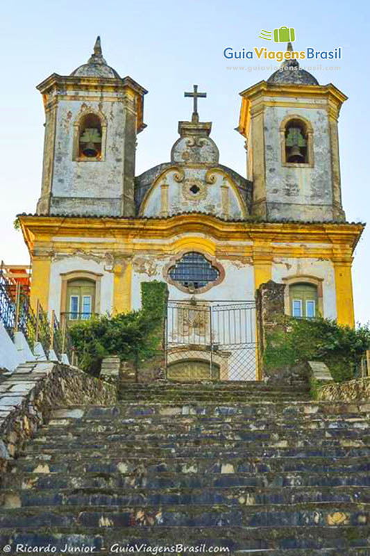Imagem das escadarias e da Igreja de Nossa Senhora das Merces, em Ouro Preto.