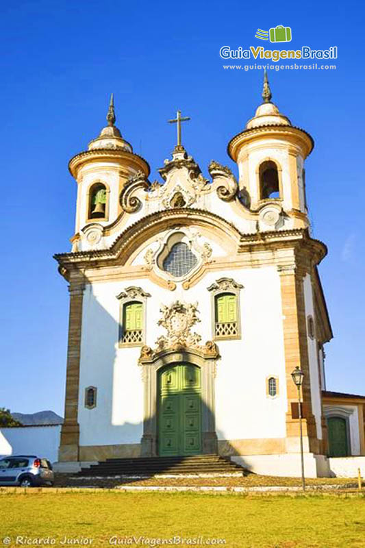 Imagem da fachada da Igreja de Nossa Senhora do Carmo, cidade possui população muito religiosa.