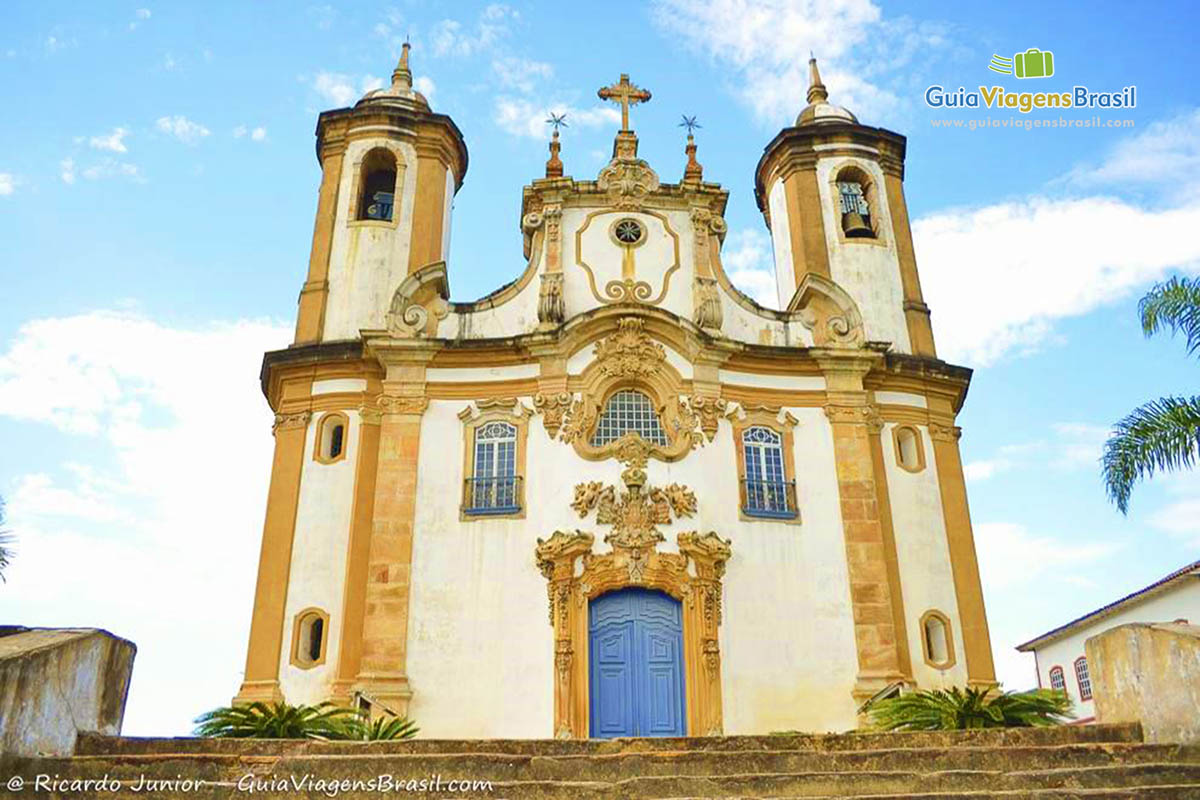 Imagem da fachada da Igreja de Nossa Senhora do Carmo em Ouro Preto.