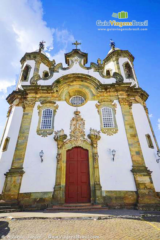 Imagem aproximada da fachada da igreja de Nossa Senhora do Carmo.