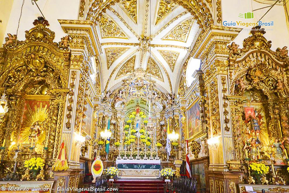 Imagem do altar principal. Todo dourado no estilo barroco.
