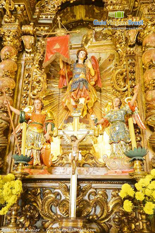 Imagem aproximada dos santos que estão no altar da Igreja de Nossa Senhora do Pilar.