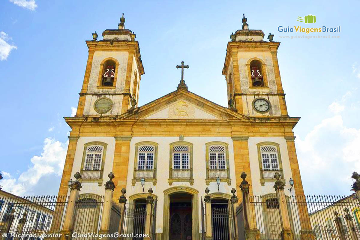 Imagem da fachada da Igreja de Nossa Senhora do Pilar, em São João Del Rei.