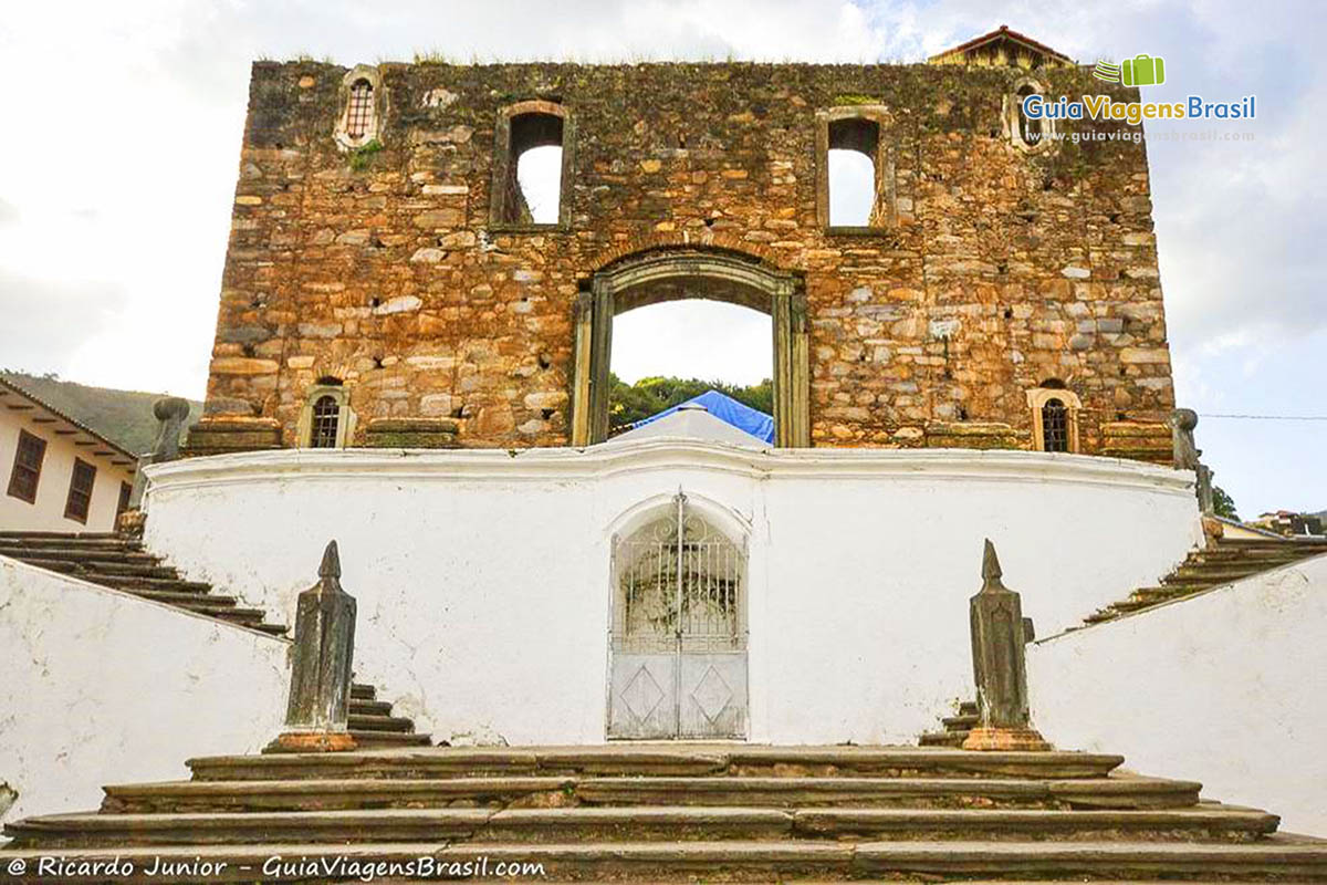 Imagem das escadas e Igreja de Nossa Senhora do Rosário, em Sabará.