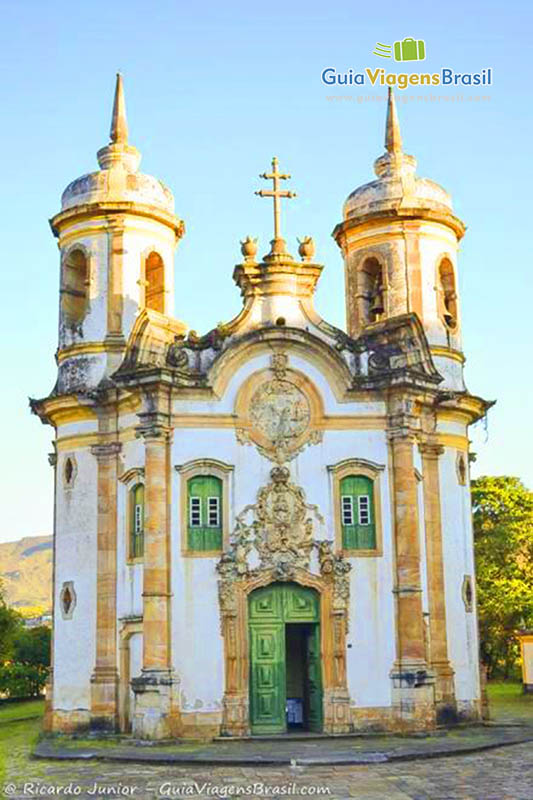 Imagem da fachada da Igreja de São Francisco de Assis em Ouro Preto.