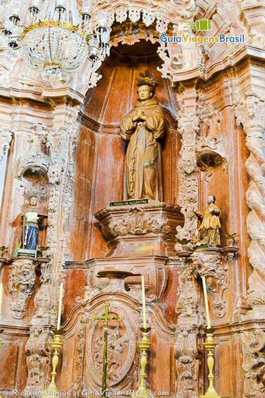 Imagem do altar de madeira da Igreja de São Francisco.