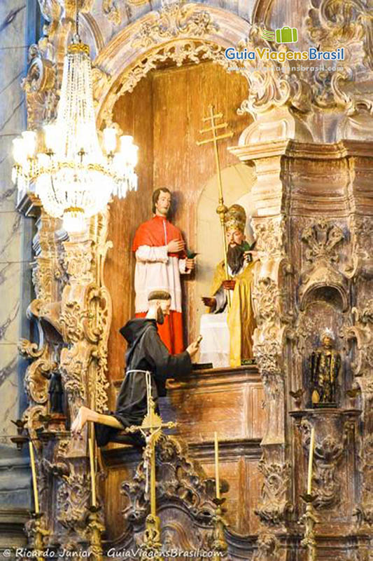 Imagem do altar belíssimo e encantador da igreja de São Francisco de Assis.