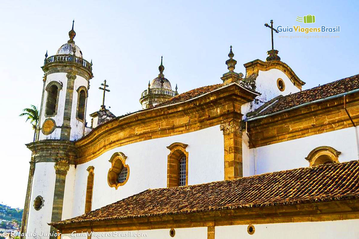 Imagem da arquitetura do telhado e parte superior da Igreja de São Francisco de Assis.