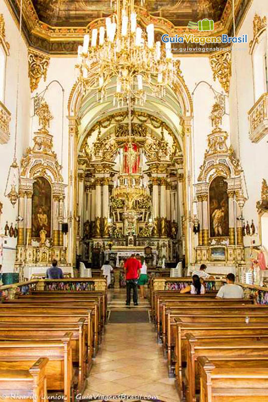 Imagem do altar e lustre da Igreja de Nosso Senhor do Bonfim, em Salvador.