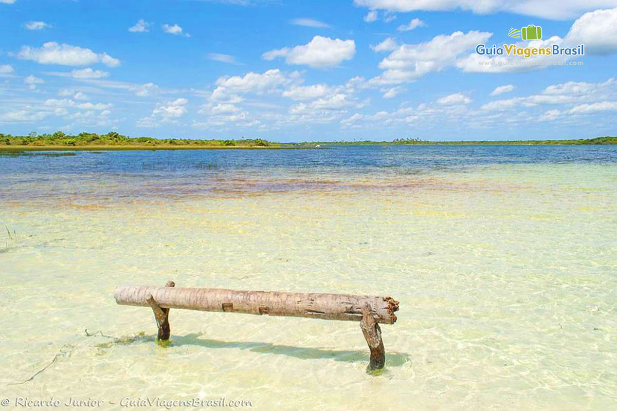 Imagem das belas águas da Lagoa Azul em Jericoacoara, beleza natural.