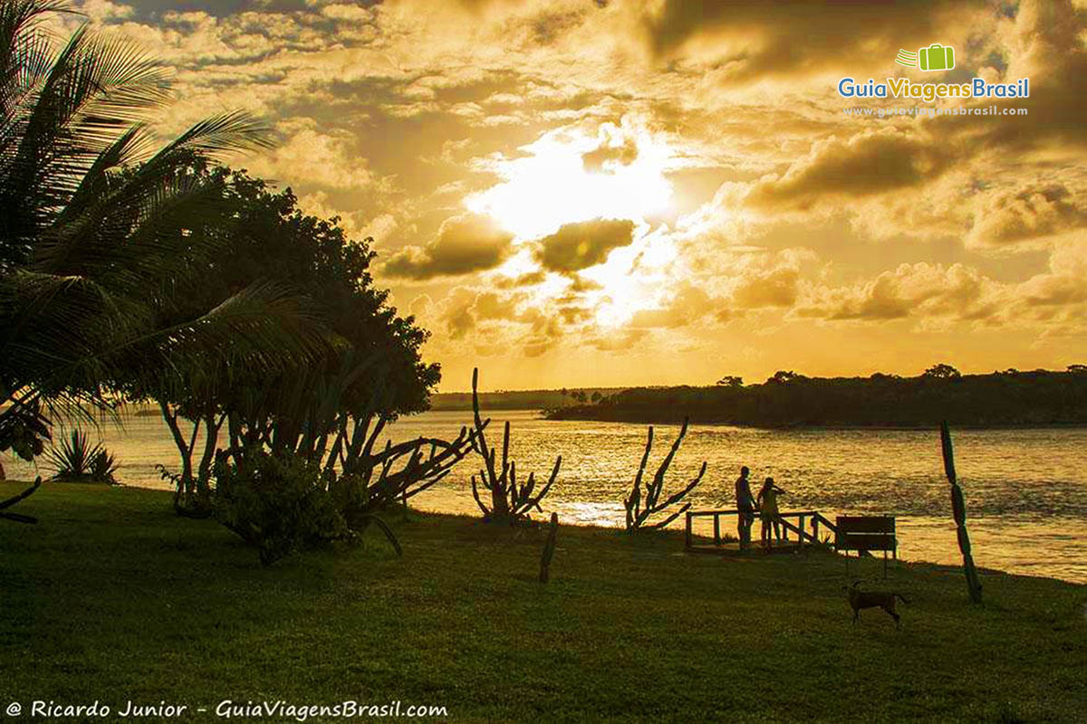 Imagem do lindo pôr do sol na Lagoa de Guaraíras, em Tibau do Sul.